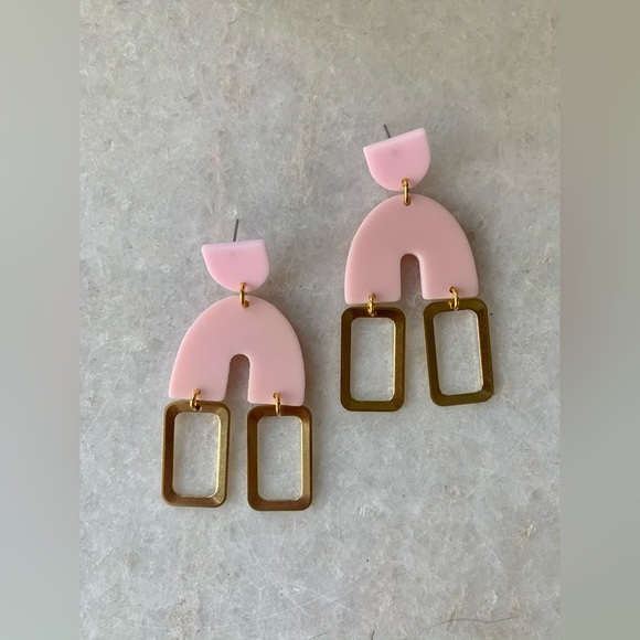 Pink acrylic and brass earrings - Picture 2 of 4